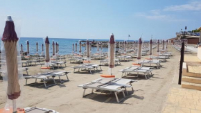 Vicino al mare soleggiato in centro con la spiaggia